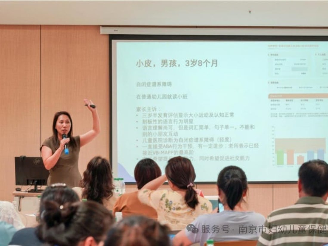 Linda Chow presenting a case study to clinicians in Nanjing.